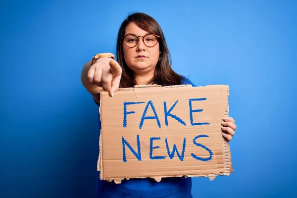 Schöne Size Frau Mit Fake News Banner Für Falschen Journalismus — Stockfoto