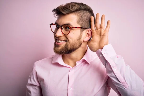 Ung Snygg Blond Man Med Skägg Och Blå Ögon Rosa — Stockfoto