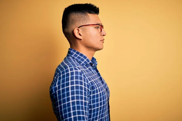 Joven Hombre Latino Guapo Con Camisa Casual Gafas Sobre Fondo — Foto de Stock