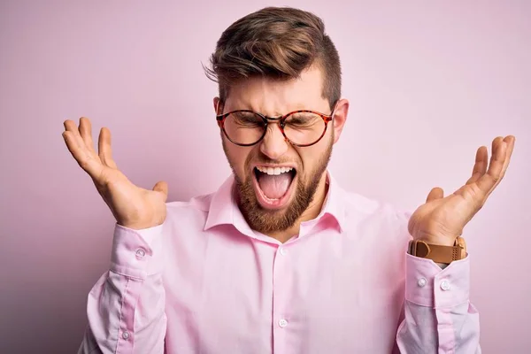 Joven Hombre Rubio Guapo Con Barba Ojos Azules Con Camisa —  Fotos de Stock