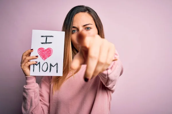 Jeune Belle Femme Tenant Papier Avec Amour Message Maman Célébrant — Photo