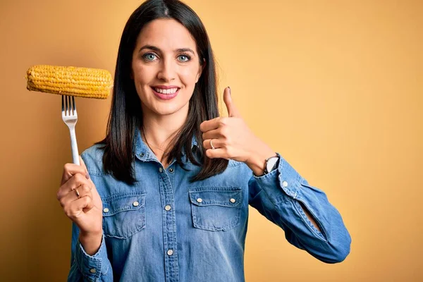 Young Woman Blue Eyes Holding Fork Fresh Cob Corn Standing — Stock Photo, Image