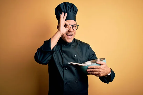 Medioevo Bell Uomo Chef Dai Capelli Grigi Indossa Uniforme Fornello — Foto Stock