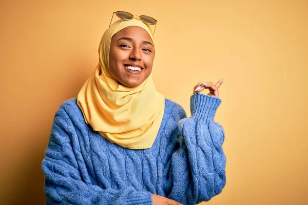 Junge Afroamerikanische Studentin Trägt Gelben Muslimischen Hijab Und Sonnenbrille Mit — Stockfoto