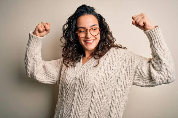 Schöne Frau Mit Lockigem Haar Lässigem Pullover Und Brille Über — Stockfoto