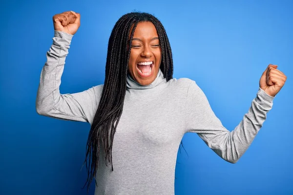 Ung Afrikansk Amerikansk Kvinna Stående Bär Casual Polotröja Över Blå — Stockfoto