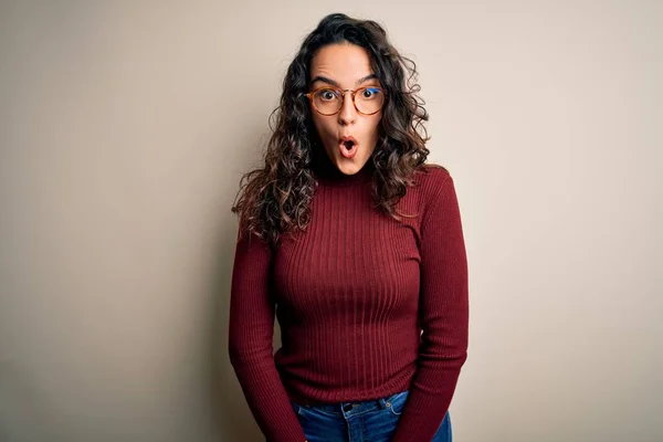 Bella Donna Con Capelli Ricci Indossa Maglione Casual Occhiali Sfondo — Foto Stock