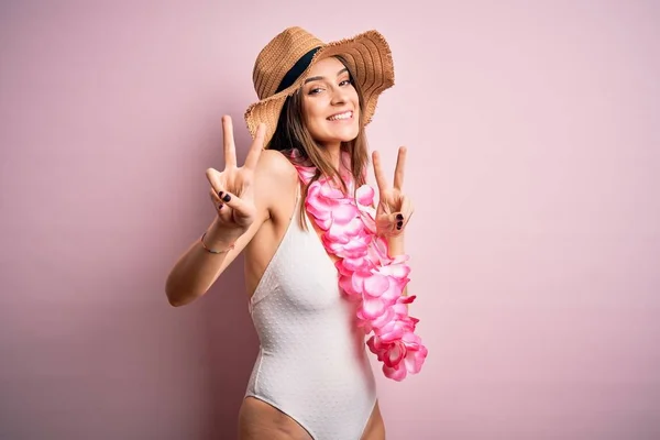 Junge Schöne Brünette Frau Urlaub Badeanzug Und Hawaii Blumen Und — Stockfoto