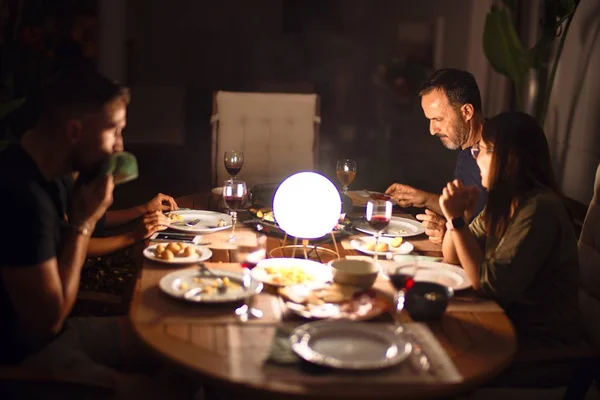 Bella Famiglia Cena Parlando Sorridendo Alla Terrazza — Foto Stock