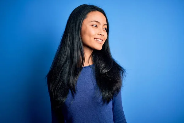 Jonge Mooie Chinese Vrouw Draagt Casual Shirt Geïsoleerde Blauwe Achtergrond — Stockfoto