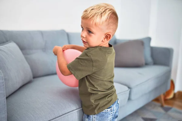 Anaokulunda Pembe Balonla Oynayan Beyaz Bir Çocuk Anaokulu Çocuğu Oyuncaklarla — Stok fotoğraf