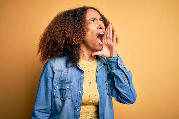 Mujer Afroamericana Joven Con Pelo Afro Que Lleva Camisa Vaquera —  Fotos de Stock