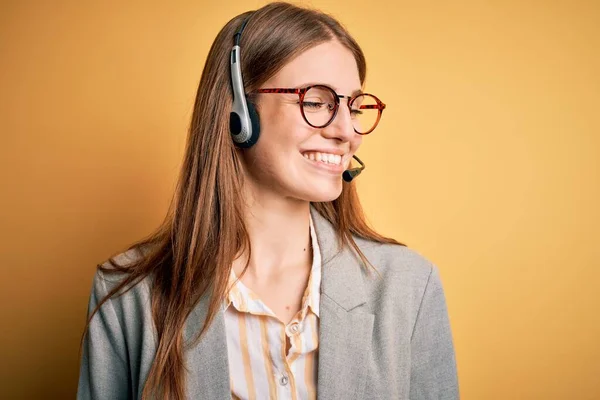 Joven Pelirroja Agente Call Center Mujer Sobrecargado Trabajo Usando Gafas — Foto de Stock
