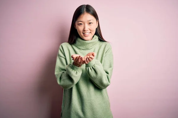 Joven Hermosa Mujer Asiática Vistiendo Suéter Invierno Verde Sobre Fondo — Foto de Stock