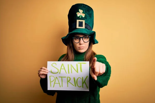 Joven Hermosa Mujer Con Sombrero Verde Sosteniendo Pancarta Celebración Del — Foto de Stock