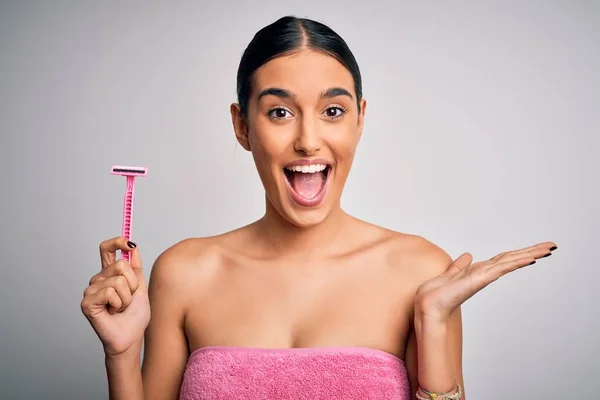 Joven Hermosa Morena Con Toalla Usando Navaja Afeitar Para Depilación —  Fotos de Stock