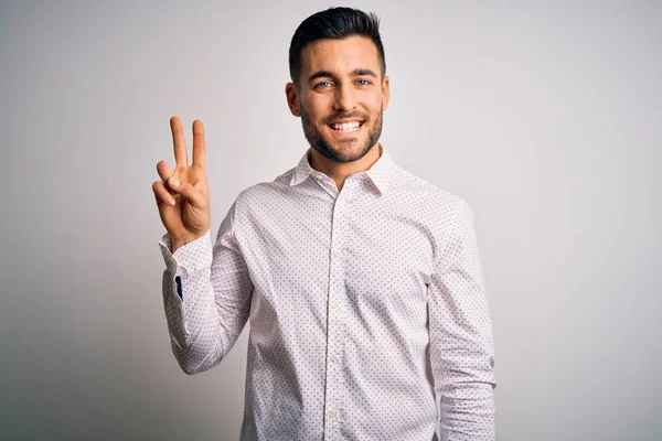 Joven Hombre Guapo Con Camisa Elegante Pie Sobre Fondo Blanco — Foto de Stock