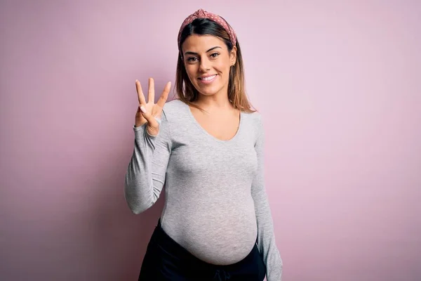 Ung Vacker Brunett Kvinna Gravid Förväntar Barn Över Isolerad Rosa — Stockfoto