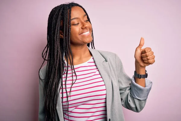Молода Афроамериканська Бізнес Жінка Стоїть Над Рожевим Ізольованим Фоном Дивлячись — стокове фото
