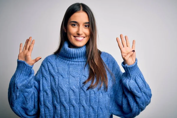 Ung Vacker Brunett Kvinna Bär Casual Turtleneck Tröja Över Vit — Stockfoto