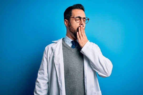 Ung Stilig Läkare Man Med Skägg Bär Rock Och Glasögon — Stockfoto