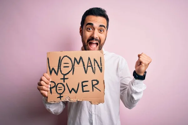 女性のパワーメッセージとバナーを保持する女性の権利を求めるひげを持つ活動家の男は誇りと勝利と成功を祝う叫び非常に興奮し 感情を応援 — ストック写真