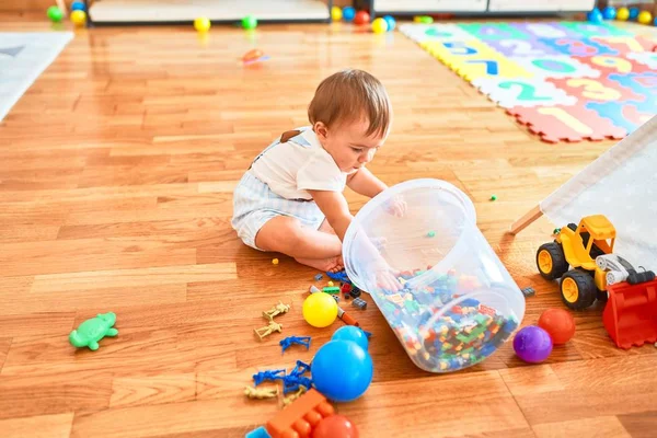 Adorable Niño Jugando Alrededor Montón Juguetes Jardín Infantes —  Fotos de Stock