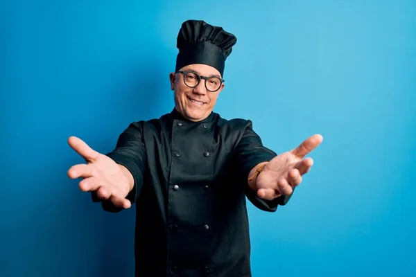 Edad Media Guapo Hombre Pelo Gris Chef Con Uniforme Cocina —  Fotos de Stock