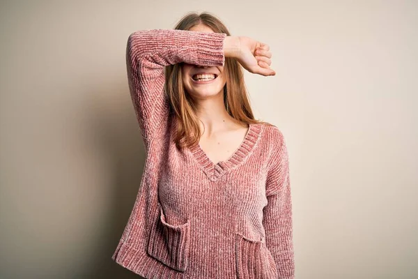 Mujer Pelirroja Hermosa Joven Con Suéter Casual Rosa Sobre Fondo — Foto de Stock