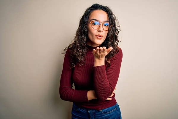 Hermosa Mujer Con Pelo Rizado Usando Suéter Casual Gafas Sobre —  Fotos de Stock