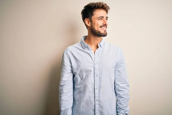 Jonge Knappe Man Met Baard Gestreept Shirt Witte Achtergrond Kijkend — Stockfoto