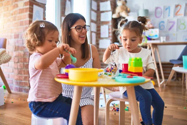 Young Beautiful Teacher Toddlers Playing Meals Using Plastic Food Cutlery — Stock Photo, Image