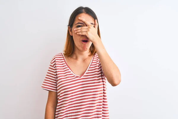 Hermosa Pelirroja Vistiendo Casual Rayas Camiseta Roja Sobre Fondo Aislado — Foto de Stock