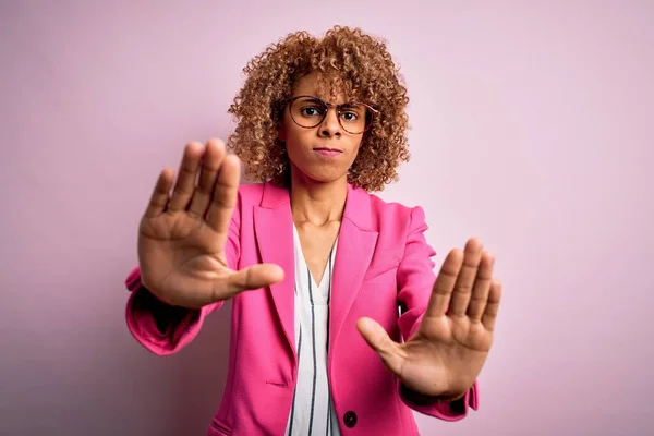 Jovem Empresária Afro Americana Vestindo Óculos Sobre Fundo Rosa Fazendo — Fotografia de Stock