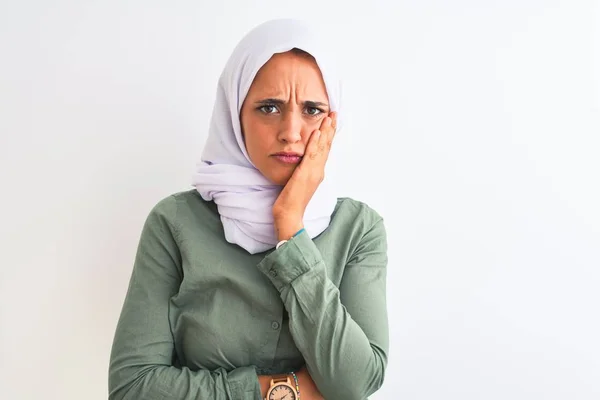 Молодая Красивая Арабская Женщина Традиционном Мусульманском Хиджабе Изолированном Фоне Думает — стоковое фото