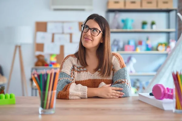 Giovane Bella Insegnante Donna Indossa Maglione Occhiali Seduti Sulla Scrivania — Foto Stock