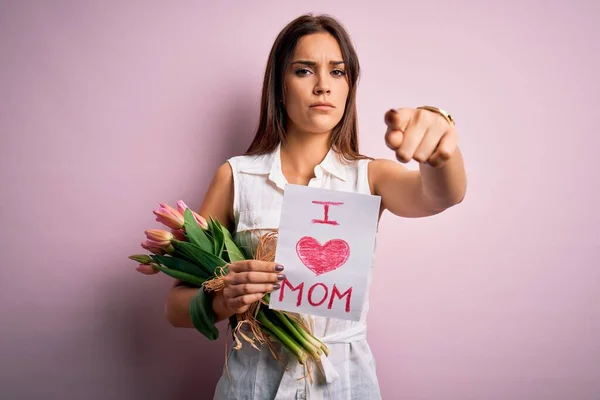 Hermosa Mujer Celebrando Día Las Madres Sosteniendo Mensaje Amor Mamá — Foto de Stock
