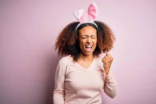 Jonge Afro Amerikaanse Vrouw Met Afrohaar Die Konijnenoren Roze Achtergrond — Stockfoto