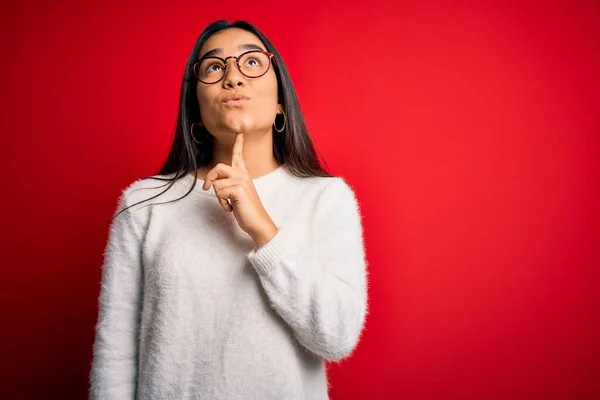 Junge Schöne Asiatin Lässigem Pullover Und Brille Vor Rotem Hintergrund — Stockfoto