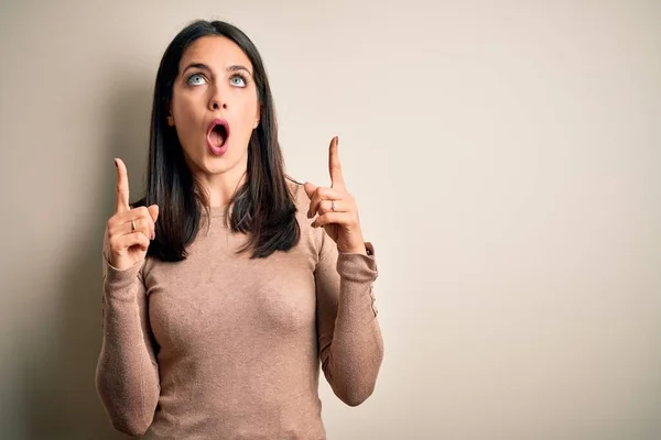 Jonge Brunette Vrouw Met Blauwe Ogen Dragen Casual Trui Geïsoleerde — Stockfoto