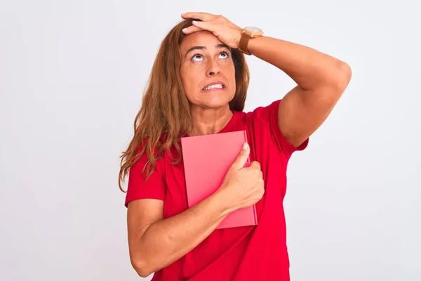 Mujer Madura Mediana Edad Leyendo Libro Sobre Fondo Aislado Estresado — Foto de Stock