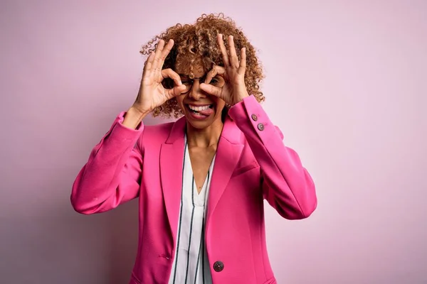 Молодая Африканская Американская Бизнесвумен Очках Стоящих Розовом Фоне Делает Нормальный — стоковое фото