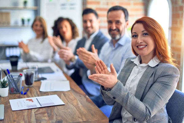 Gruppo Imprenditori Sorridenti Felici Fiduciosi Lavorare Insieme Con Sorriso Sul — Foto Stock