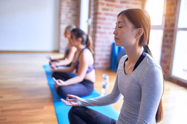 Joven Hermoso Grupo Deportistas Practicando Yoga Haciendo Pose Loto Gimnasio — Foto de Stock