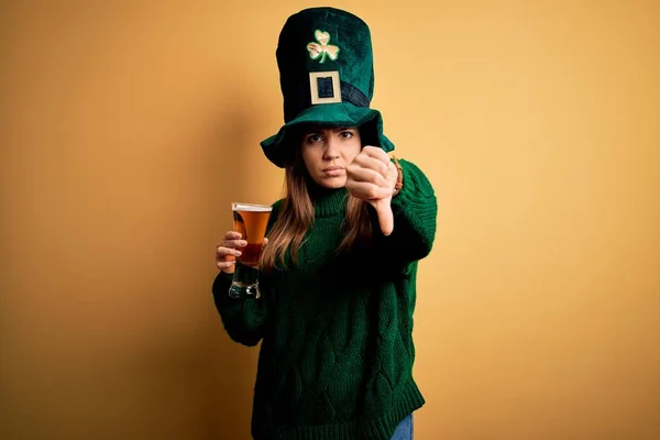 Young Beautiful Woman Wearing Green Hat Drinking Glass Beer Saint — Stock Photo, Image