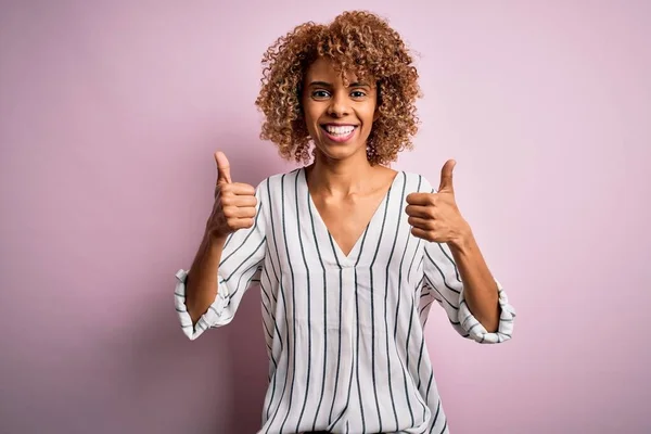 Vacker Afrikansk Amerikansk Kvinna Med Lockigt Hår Bär Randig Shirt — Stockfoto