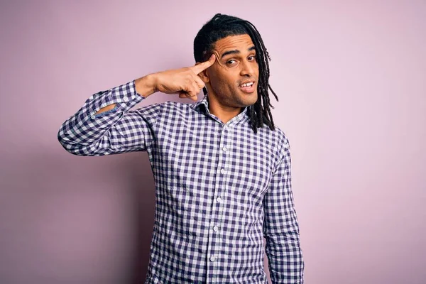 Jovem Afro Americano Afro Americano Bonito Com Dreadlocks Vestindo Camisa — Fotografia de Stock