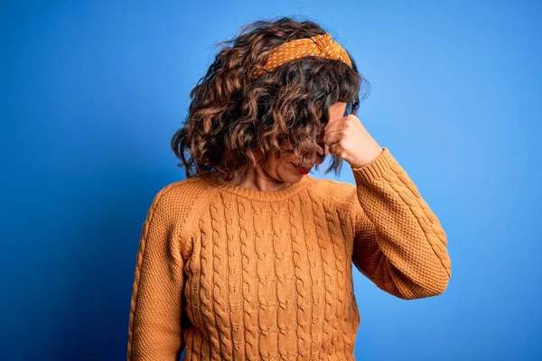 中年の美しい女性が疲れ鼻と目をこすり疲れや頭痛を感じる黄色の背景に孤立した黄色のセーターを着て ストレスとフラストレーションの概念 — ストック写真