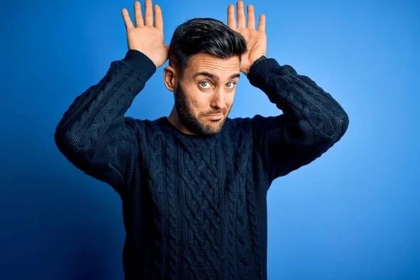 Junger Gutaussehender Mann Lässigem Pullover Der Vor Isoliertem Blauem Hintergrund — Stockfoto