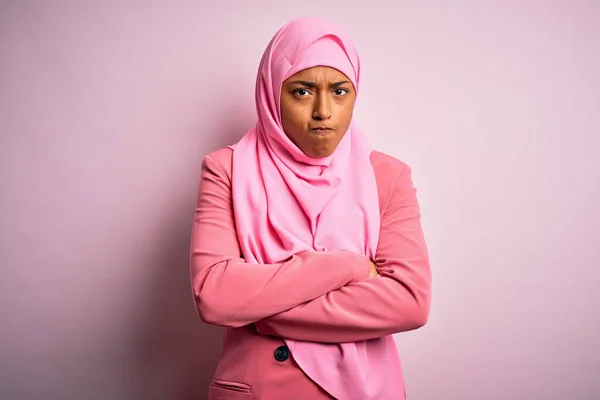 Junge Afroamerikanerin Mit Muslimischem Hijab Vor Isoliertem Rosa Hintergrund Skeptisch — Stockfoto
